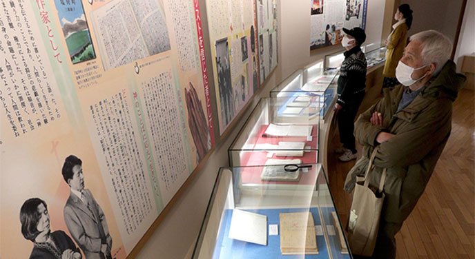 【三浦綾子】 専用原稿用紙 複製額　小説家　『塩狩峠』模写 三浦綾子】 専用原稿用紙 複製額 小説家 『塩狩峠』模写