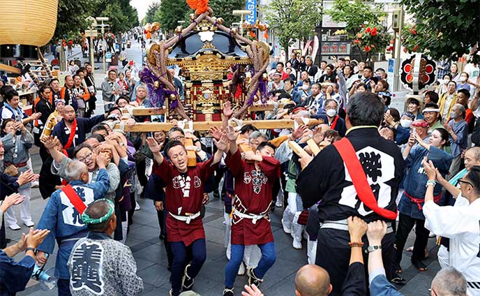 威勢良いかけ声に手拍子*上川神社例大祭*4年ぶりみこし渡御 | 北海道新聞 旭川支社 + ななかまど