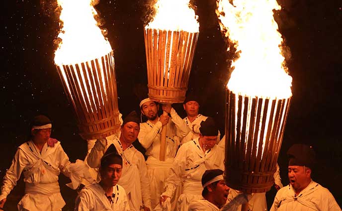 繁栄祈る炎「オーリャー」*美瑛で火祭 | 北海道新聞 旭川支社 + ななかまど