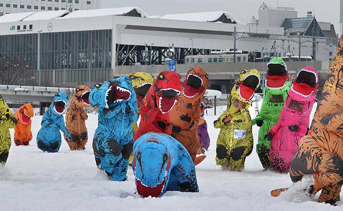 寒さへっちゃら 雪原駆ける＊恐竜姿 着ぐるみレース＊旭川「けんスポ