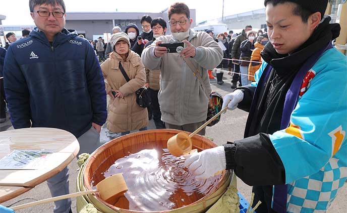 澄んだ空気 朝搾りで一献＊旭川・男山「酒蔵開放」に1．2万人